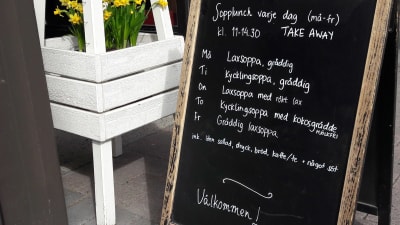 Lunchmeny utanför Café Stiina i Karleby.