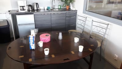Kaffebord med mjölk och kex i en bilaffär i Karleby.