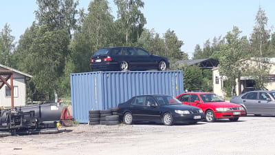 Gårdplanen till en bilaffär i Karleby.