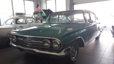 Chevrolet Biscayne i en bilaffär i Karleby.