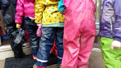 Barn i regnkläder