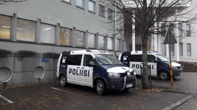 Polisbilar utanför polisstationen i Borgå.