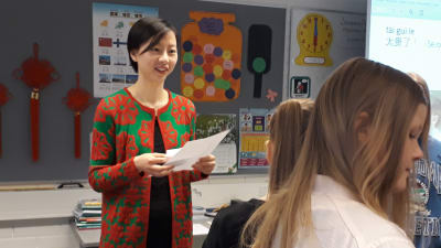 Läraren Fei Lu lär kinesiska i skolklass i Rovaniemi