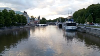 Utsikt mot Domkyrkan från Teaterbron över Aura å i Åbo