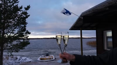 Bakelse och champagne ute i Vasa skärgård.