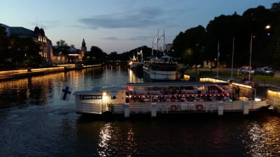 Restaurangbåten Jakke jokilautta kommer till kajen vid Aura å en sen sommarnatt i Åbo.