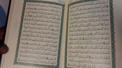 En öppen bok, koranen, muslimernas heliga skrift. 