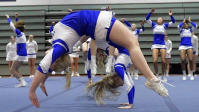 Finlands damlandslag i cheerleading tränar