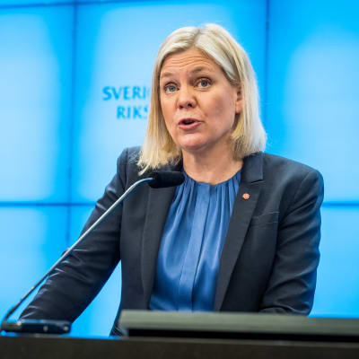 Magdalena Andersson vid en talarstol.