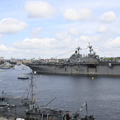 Det amerikanska krigsfartyget USS Kearsarge utanför Stockholm.