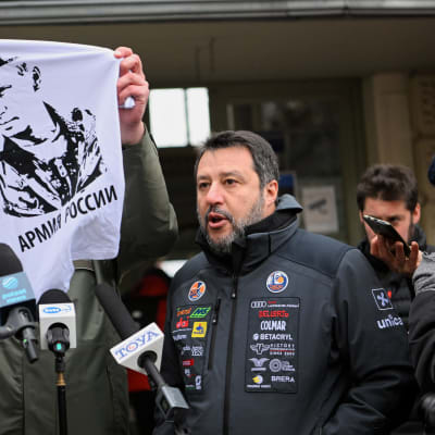 Puolalaiskaupungin pormestari antoi Salvinille Putinin kuvalla varustetun t-paidan