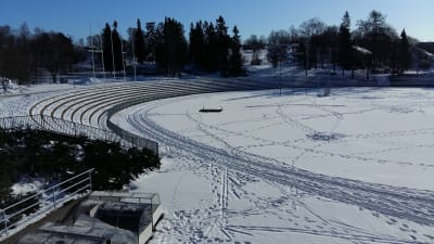 Skidspår i snön runt löpbanan på Paavo Nurmi stadion i Åbo.