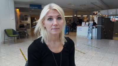 Vasa sjukvårdsdistrikts direktör Marina Kinnunen vid ingången till Vasa centralsjukhus.