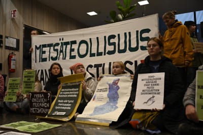 Elokapina protesterar vid skogsbolags huvudkontor i huvudstadsregionen.