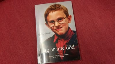 Omslaget till Erik Engelvs bok "Jag är inte död".