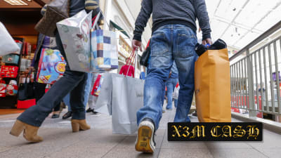 Två personer som håller i shoppingkassar under Black Friday.