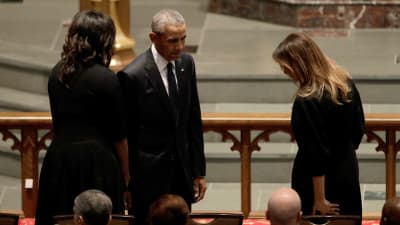 Paret Obama och Melania Trump vid Barbara Bush begravning