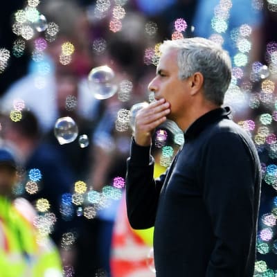 Jose Mourinho ser fundersam ut.