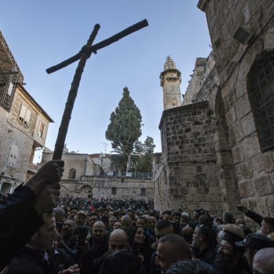 Pilgrimer och församlingsmedlemmar protesterar mot israeliska myndigheter utanför den Heliga gravens kyrka i Gamla staden i Jerusalem