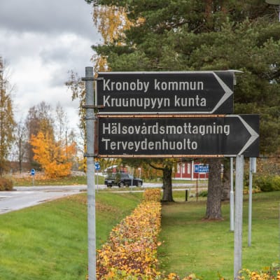 Kadunvarsikylteissä opasteet Kruunupyyn kunnantalolle sekä terveysasemalle.