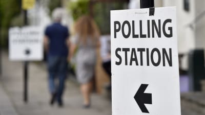 Skylt som visar vägen till vallokalerna i Storbritannien.