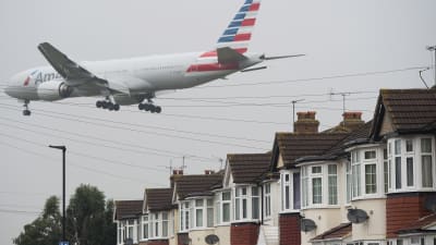 Flygplan flyger över hus på väg till Heathrow i London.