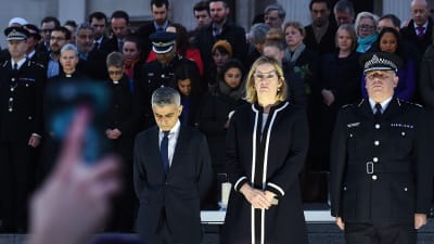 Inrikesminister Amber Rudd, Londons borgmästare Sadiq Khan och rikspolischefen Craig Mackey hedrade offren för terrordådet i London vid en minnesstund på torsdagen