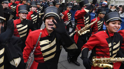 London värmer upp inför nyår med ett marscherande band på Trafalgar Square.