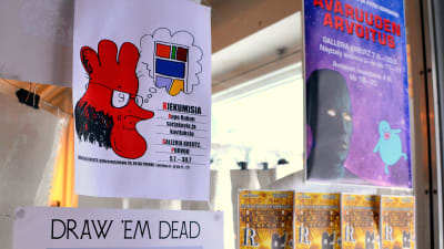affischer vid galleridörren