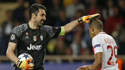 Gianluigi Buffon och Kylian Mbappé i semifinalerna i Champions League 2016-2017.