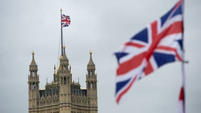 Storbritanniens flagga och parlamentsbygganden i London.