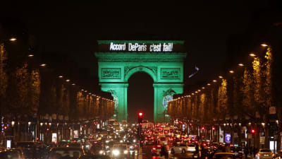 Triumfbågen är upplyst i grönt för att hedra ratificeringen av klimatavtalet i Paris den fjärde november 2016.