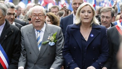 Far och dotter Le Pen på Nationella Frontens förstamajparad i Paris 2014.