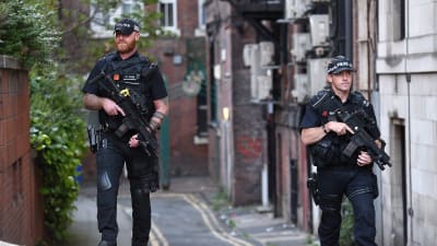 Beväpnad polis patrullerade centrum av Manchester på tisdagen. 24.5.2017.