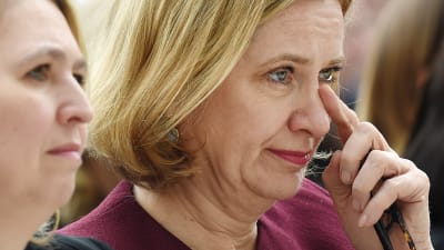 Amber Rudd ser ut att torka bort en tår då hon var under hårt tryck på grund av Windrush-skandalen.