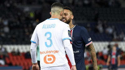 Neymar konfronterar Alvaro Gonzales.
