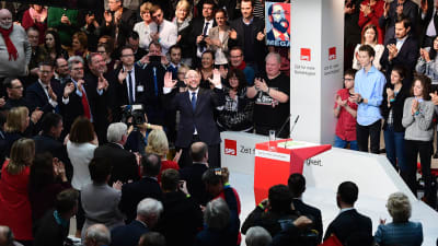 Martin Schulz tar emot applåder på ett SDP-möte i Berlin 29.1.2017