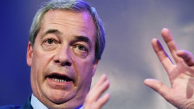 Nigel Farage ville veta varför sidvisningar hos konservativa politiker minskat.