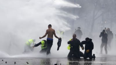 Polisen använde tårgas och vattenkanoner för att skingra demonstranter