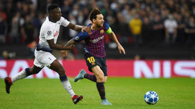 Victor Wanyama försöker stoppa Lionel Messi.
