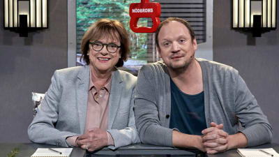 Cecilia Hagen och Jonathan Unge sitter i en av svarsburarna och tittar in i kameran.