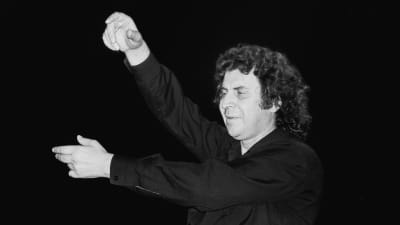Mikis Theodorakis leder en orkester år 1978.