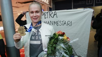 Petra Olli blev hyllad då hon återvände hem till Finland efter bärgat VM-guld.