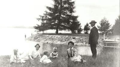 Tidigt 1900-tal, familj på utflykt intill kanalmynning.