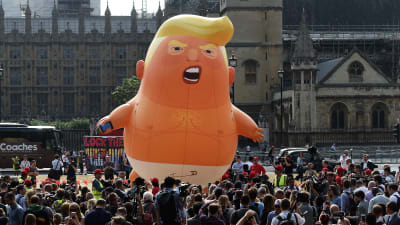 "The Donald Trump Baby Blimp", ballongen med Trump i blöja väntas flyga över London igen. Så här såg det ut utanför parlamentet i juli 2018 när Trump besökte London. 