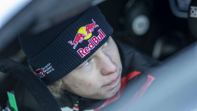Kalle Rovanperä sitter i sin bil det svenska VM-rallyt.