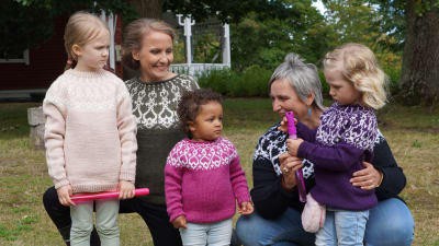 Två vuxna iklädda strömsötröjor och tre barn iklädda strömsöbarntröjor.