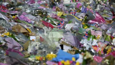 Blommor utanför Westminster-palatset efter attacken.