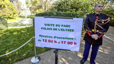 Vid entrén till Élyséepalatsets park.