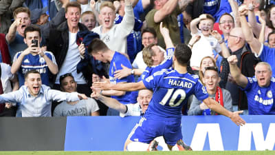 Eden Hazard firar segermålet mot Manchester United.